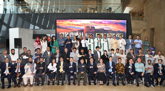 Pakistani singer Ali Abbas, 10th from left in second row, and other musicians from Pakistan, with Ambassador of Pakistan to Korea Nabeel Munir, eighth from front left, celebrate the 40th anniversary of diplomatic relations between Korea and Pakistan with the concert ″Rhythms of Pakistan″ at the National Museum of Korea in Seoul on Friday. [PARK SANG-MOON]