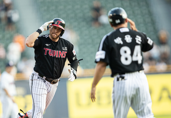 Austin Dean of the LG Twins rounds the bases after hitting a two-run home run against the Doosan Bears at Jamsil Baseball Stadium in southern Seoul on July 28.  [NEWS1]