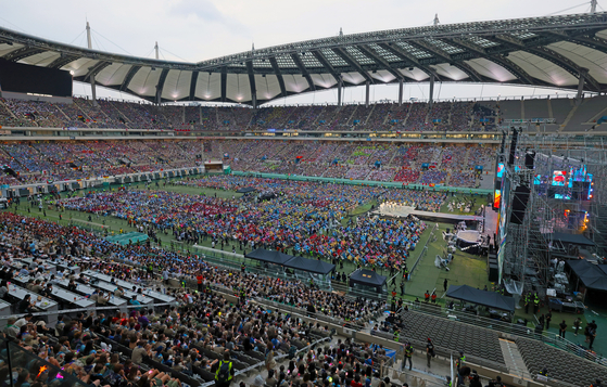 Scouts from around the world fill the Seoul World Cup Stadium in western Seoul, where the "K-pop Super Live" concert was held on Friday. [MINISTRY OF CULTURE, SPORTS AND TOURISM]
