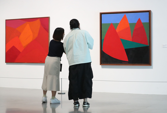 People look at paintings by modern art master Yoo Young-kuk at the exhibition “Seasons, Lee Kun-hee Collection: Modern and Contemporary Korean Art” at Gyeonggi Museum of Modern Art(GMoMA) in Ansan, Gyeonggi. [NEWS1] 