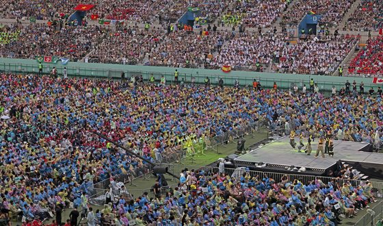 Scouts from around the world fill the Seoul World Cup Stadium in western Seoul, where the "K-pop Super Live" concert was held on Friday. [MINISTRY OF CULTURE, SPORTS AND TOURISM]