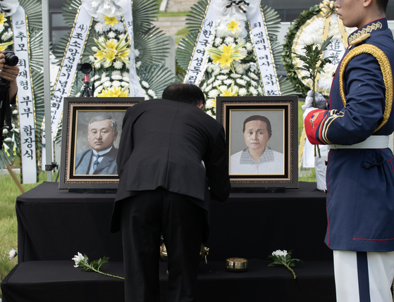 The surviving family members of Korean independence fighter Choi Jae-hyung attend the joint reburial of Choi and his wife Elena Petrovna Choi at Seoul National Cemetery in Dongjak District, western Seoul, on Monday. While the remains of Elena Petrovna Choi have been repatriated from Bishkek, Kyrgyzstan, only the soil from where Choi was likely executed in Ussuriysk, Russia, was buried. The remains of Choi, who was executed on Apr. 7, 1920, by the Imperial Japanese Army, have never been recovered. [YONHAP]