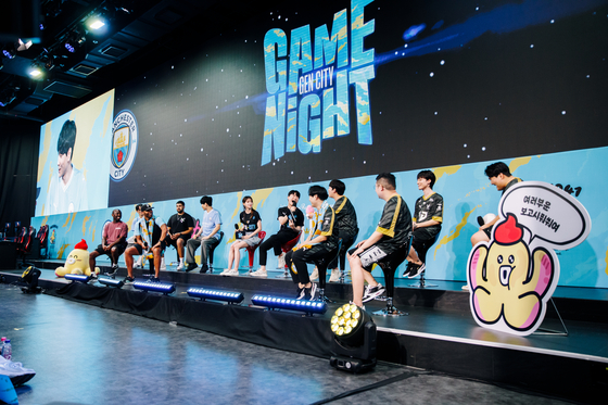 Gen. G Esports players chat with Manchester City ambassadors Shaun Wright-Phillips and Joleon Lescott during a gaming event held at Lotte World in southern Seoul on July 28. [GEN. G ESPORTS] 