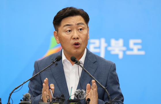North Jeolla Governor Kim Kwan-young at a press conference on Monday held at the government office. [YONHAP]