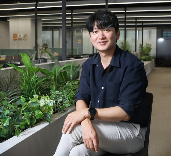 Oh Jung-hoon, CEO of Enkorwithus, poses for a photo in an interview with the Korea JoongAng Daily at the startup's office in Jung District, central Seoul [PARK SANG-MOON]
