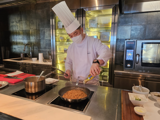 Signiel Busan first cook Han In-ho makes Chapaguri at the hotel's restaurant. [JOONGANG PHOTO]