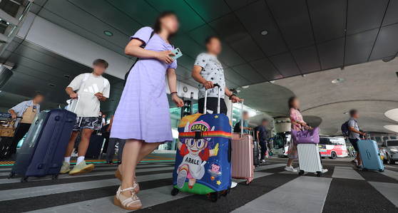 Chinese group tourists arrive in Incheon International Airport from China on Tuesday. [YONHAP]