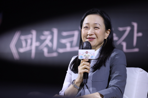 Author Min Jin Lee of the best-selling novel “Pachinko” (2017) talks to readers during a book talk held at Sejong University in Gwangjin District, eastern Seoul, in August last year. [INFLUENTIAL] 