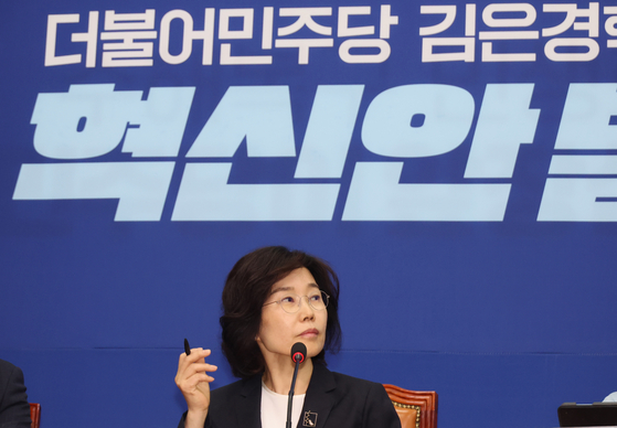 Kim Eun-kyung, head of the Democratic Party's innovation committee, announces the committee's final proposal to help the party regain support from voters at the National Assembly on Thursday. [YONHAP]