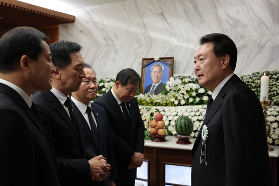 President Yoon Suk Yeol, right, greets People Power Party (PPP) leader Kim Gi-hyeon, second from left, and other senior PPP officials who paid their respects to his late father Yoon Ki-jung at Severance Hospital in Sinchon, western Seoul, on Tuesday. [YONHAP]