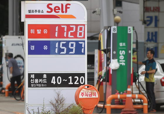 The price of gasoline and diesel at a gas station in Seoul is seen in this photo taken Aug. 15, 2023 [YONHAP]