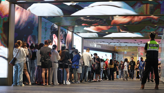 People line up to enter a duty-free shop in Myeong-dong in central Seoul on Aug. 11. [YONHAP]