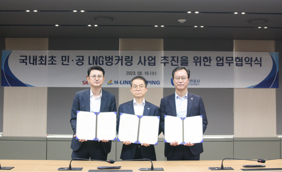 Representatives from SK Gas, H-Line Shipping and Ulsan Port Authority pose for a photo during a signing ceremony for a public-private joint project for liquefied natural gas bunkering project in central Seoul on Wednesday. [SK GAS]