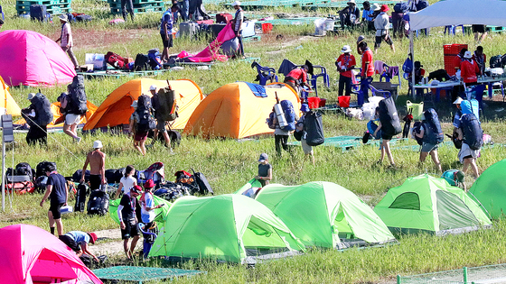 Members of the World Scout Jamboree in Saemangeum pack their belongings as they prepare to depart from the Jamboree site in Buan County, North Jeolla, on Aug. 8. [YONNHAP]