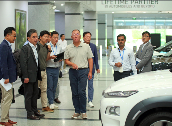 Hyundai Motor Group Executive Chair Euisun Chung inspects the company's research center in India earlier in August. [HYUNDAI MOTOR] 