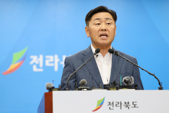 Governor Kim Kwan-young of North Jeolla speaks during a press conference on Monday, addressing the handling of the World Scout Jamboree in Saemangeum. [YONHAP]