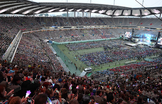 Scouts from around the world fill the Seoul World Cup Stadium in western Seoul, where the ″K-pop Super Live″ concert was held on Friday. [NEWS1] 