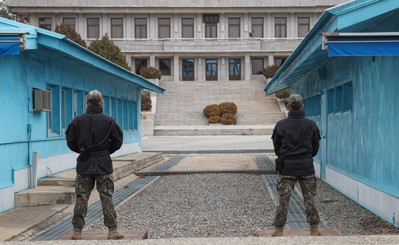 South Korean soldiers stand guard at the Joint Security Area on the demilitarized zone in the border village of Panmunjom in Paju, Korea. [YONHAP]