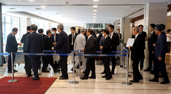 Mourners line up at the funeral hall at Severance Hospital in Seodaemun District, western Seoul, Wednesday, to pay condolences to President Yoon Suk Yeol’s late father, Yoon Ki-jung, a professor emeritus of Yonsei University. [JOINT PRESS CORPS]
