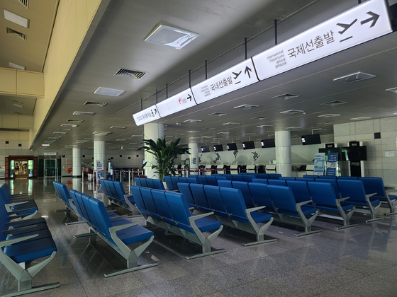 Following the suspension of international flights by Fly Gangwon, the domestic check-in counter at Yangyang International Airport remains unattended on May 20. [YONHAP]