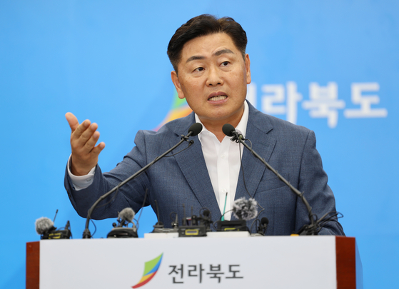 North Jeolla Governor Kim Kwan-young holds a press conference at the North Jeolla government office in Jeonju, North Jeolla on Monday. [YONHAP]
