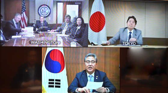 Korean Foreign Minister Park Jin, bottom, U.S. Secretary of State Antony Blinken, top left and Japanese Foreign Minister Yoshimasa Hayashi, top right, take part in a videoconference meeting Tuesday to discuss their leaders’ trilateral summit at Camp David this week. [FOREIGN MINISTRY]