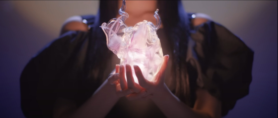 Hayne Park's human heart glassware was featured in girl group Le Sserafim's teaser for album "Unforgiven." [SCREEN CAPTURE]