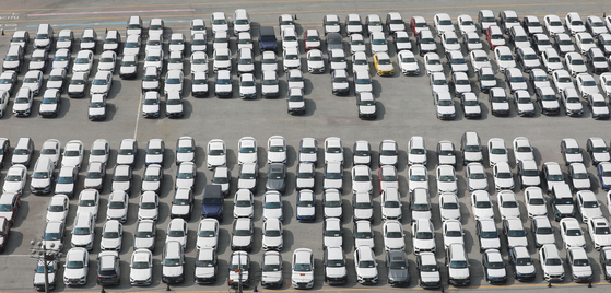 Cars for export are parked in the storage yard of a port in Pyeongtaek, Gyeonggi, on Thursday. Car exports between January and July rose 41 percent on year to $41.6 billion, surpassing the $40 billion mark at the fastest pace ever, according to the Ministry of Trade, Industry and Energy. [NEWS1]