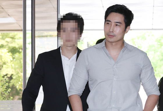 YouTuber and former special forces officer Ken Rhee enters the Seoul Central District Court building in Seocho District, southern Seoul. [YONHAP]