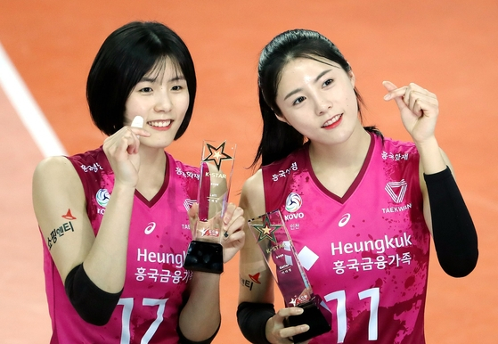 Lee Jae-yeong, left, with her twin sister Lee Da-yeong when they both played for the Heungkuk Life Insurance Pink Spiders in 2021. [YONHAP]