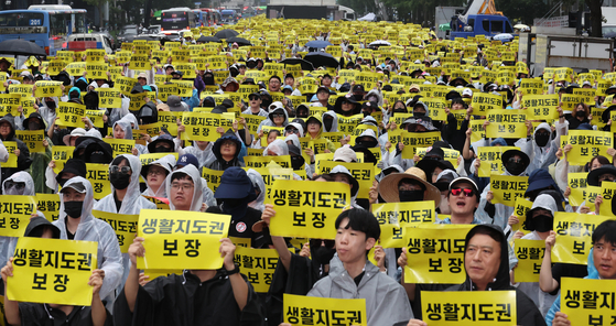 Teachers call for the protection of their classroom authority in a rally held in Jongno District, central Seoul, last Saturday. [YONHAP]