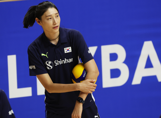 Kim Yeon-koung watches a Volleyball Nations League game between Korea and the Dominican Republic at West Suwon Chilbo Gymnasium in Suwon, Gyeonggi on June 29. [YONHAP]