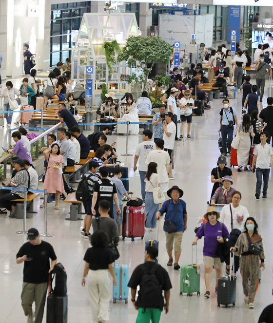 People fill the arrival hall at Incheon International Airport Terminal 1 on Thursday. The number of travelers arriving at and departing from the airport totaled 3.96 million between July 25 and Tuesday, or 85 percent of pre-pandemic levels, according to Incheon International Airport Corporation. [NEWS1]