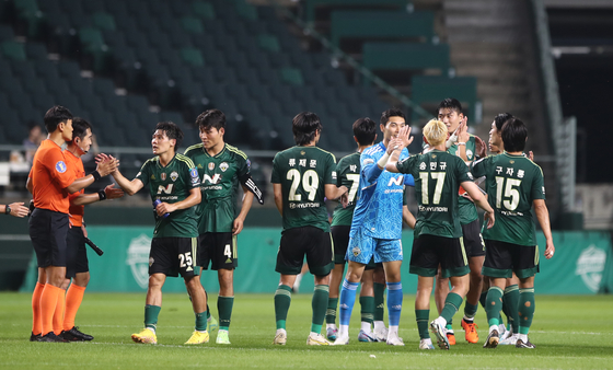 Jeonbuk Hyundai Motors players celebrate their 4-0 victory over Gwangju FC in the Korean FA Cup quarterfinal match at Jeonju World Cup Stadium in Jeonju, North Jeolla on June 28. [YONHAP]