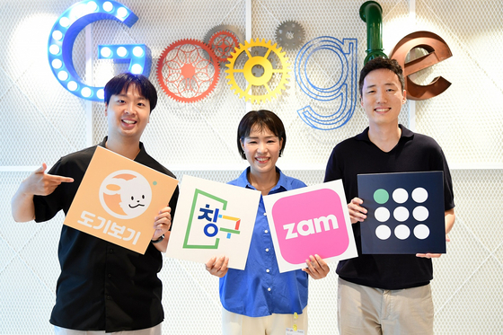 From left, Petpeotalk CEO Kwon Ryun-hwan, Zackdang Company CEO Yoon Jung-ha and Medility CEO Park Sang-eon pose for a photo at Google Korea's office in southern Seoul on Thursday. [GOOGLE KOREA]