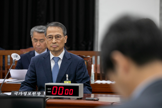 National Intelligence Service Director Kim Kyou-hyun waits to brief lawmakers on the National Assembly's Intelligence Committee on Thursday at the legislature in Yeouido, western Seoul. [YONHAP]