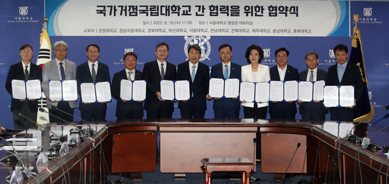 Deputy Prime Minister and Education Minister Lee Ju-ho, sixth from left, poses for a photo with presidents of 10 national universities after agreeing to strengthen partnerships with each other on Wednesday. [NEWS1]