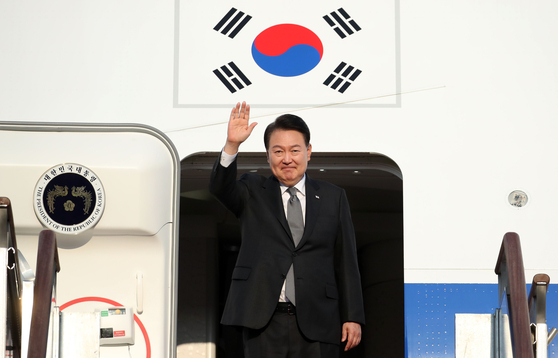 President Yoon Suk Yeol waves before departing on the presidential jet at Seoul Air Base in Gyeonggi Thursday evening for a four-day trip to the United States for a trilateral summit at Camp David on Friday. [JOINT PRESS CORPS]