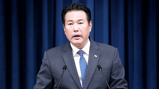 Principal Deputy National Security Adviser Kim Tae-hyo gives a press briefing on the upcoming trilateral summit with South Korean President Yoon Suk Yeol, U.S. President Joe Biden and Japanese Prime Minister Fumio Kishida at the Yongsan presidential office in central Seoul on Thursday. [JOINT PRESS CORPS]