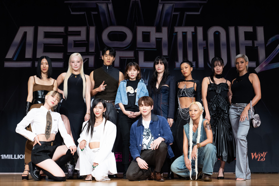 Contestants and judges of cable channel Mnet's upcoming dance competition show ″Street Woman Fighter 2″ pose for photos during a press briefing held on Thursday in Sangam-dong, western Seoul. The program will feature eight different teams of dance crews from in and outside of Korea. [YONHAP]