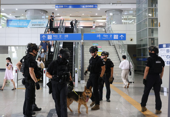 Special police commandos search Osong KTX Station in North Chungcheong on Thursday after a threatening email from Japan said a bomb would go off at the station at 3:34 p.m. [YONHAP] 