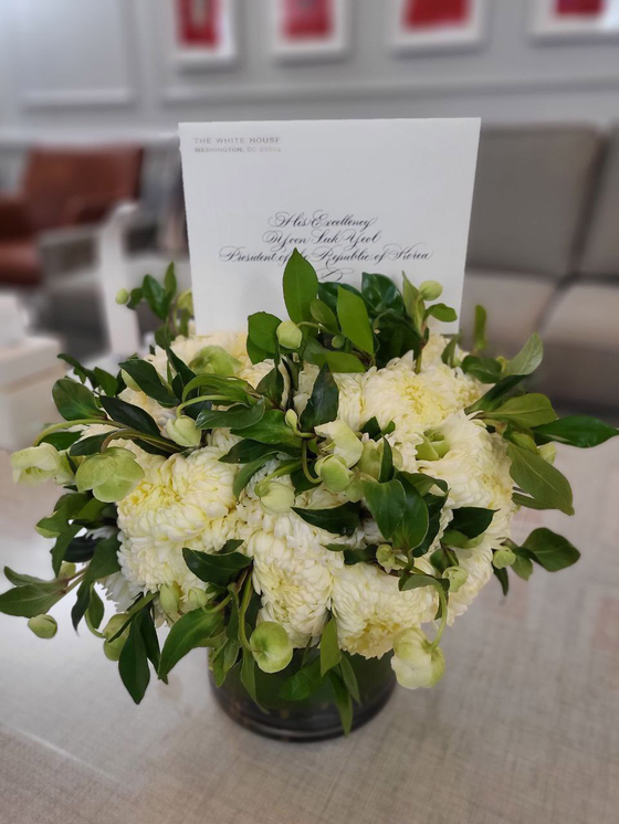 A bouquet from U.S. President Joe Biden to President Yoon that contained a card, which offered condolences on the recent passing of Yoon's father, Yoon Ki-jung, a professor emeritus at Yonsei University. [PRESIDENTIAL OFFICE]