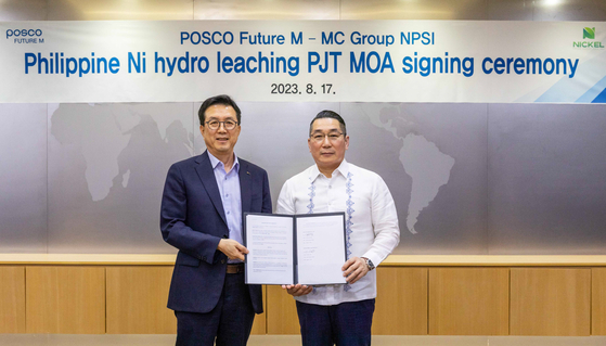 Posco Future M President Kim Jun-hyeong, left, and MC Group Chairman Michael Chen during a signing ceremony for the construction of a joint nickel production plant in the Philippines on Thursday. [POSCO FUTURE M]