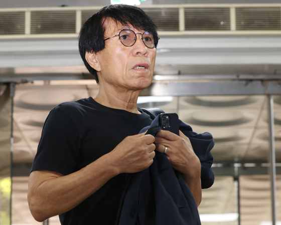Artist Lim Ok-sang appears for his trial for sexual assault at the Seoul Central District Court in Seocho District, southern Seoul, on Thursday. [YONHAP]