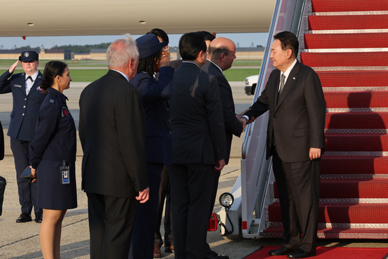 President Yoon Suk Yeol is welcomed at Joint Base Andres in Maryland on Thursday. [YONHAP]