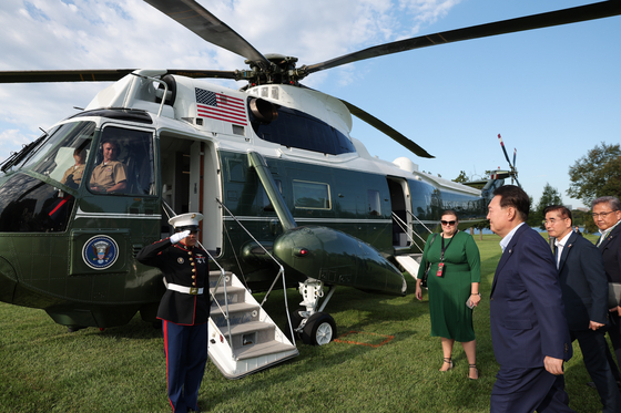 President Yoon Suk Yeol departs by helicopter after the trilateral summit at the Camp David presidential retreat near Thurmont, Maryland, Friday. [JOINT PRESS CORPS]