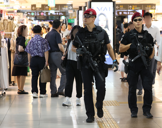 Armed police patrol Gangnam Station on Aug. 7 after a knife attack at Bundang, Gyeonggi, earlier this month led to threats in major locations and landmarks. [YONHAP]