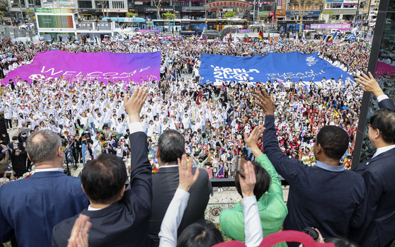 Over 5,000 Busan citizens gather at Busan Station to welcome delegates of the Bureau International des Expositions on April 4. [SONG BONG-GEUN]
