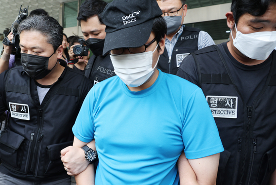 A 30 year-old man only identified as Choi being escorted by police to attend a court hearing that will determine his arrest. [YONHAP]