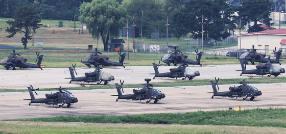 U.S. Apache helicopters are parked at Camp Humphreys in Pyeongtaek, Gyeonggi, on Aug. 14. [YONHAP]